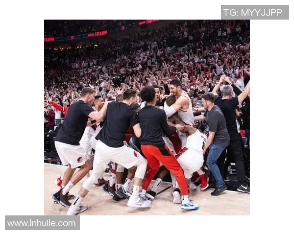 利拉德季后赛精彩表现对决湖人球队历史交锋回顾与分析 利拉德季后赛精彩表现对决湖人球队历史交锋回顾与分析