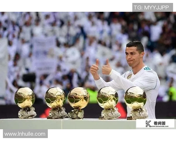 球迷疯狂冲场内抢C罗球衣欧冠赛场上演奇葩一幕